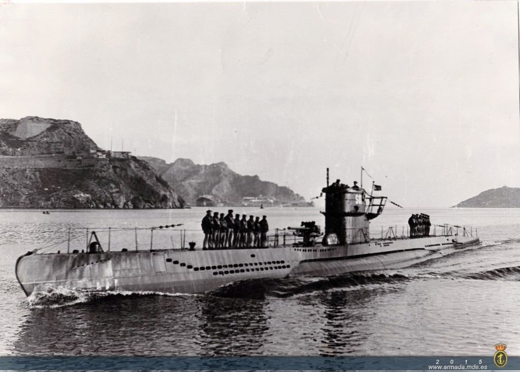 El SA-01 entrando en Cartagena a la altura de la batería de Trincabotijas, al fondo la isla y puerto de Escombreras.